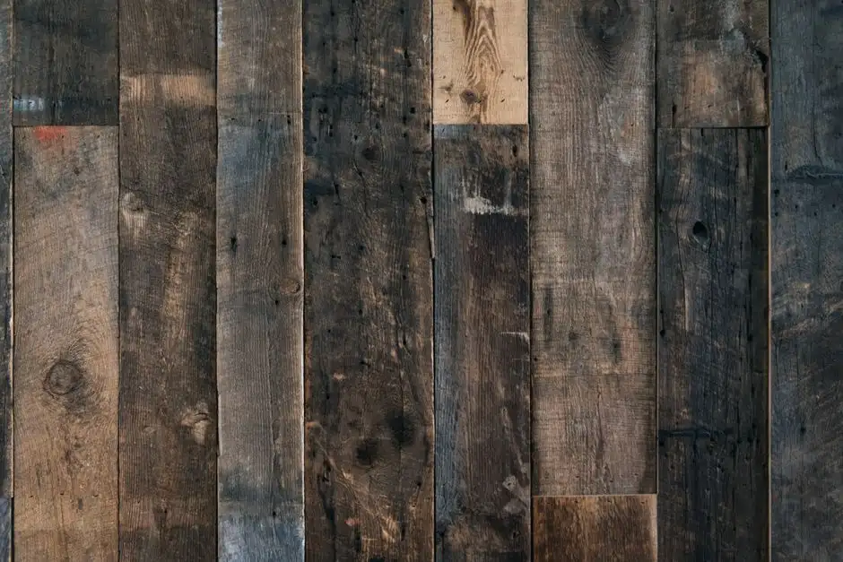 Detalle de tablas de parquet desgastado antes de acuchillar