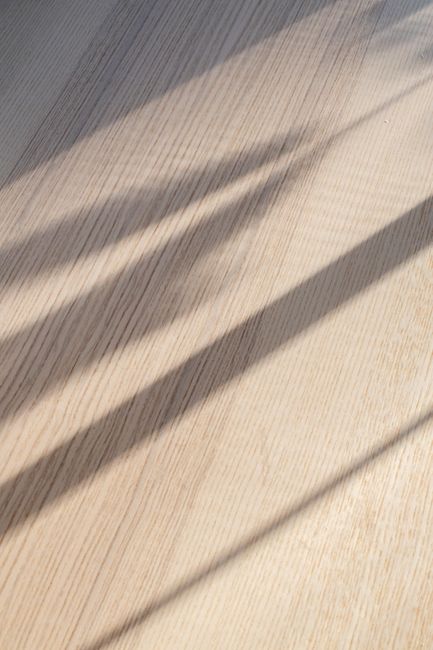 Parquet de madera con acabado barnizado en una vivienda de Madrid
