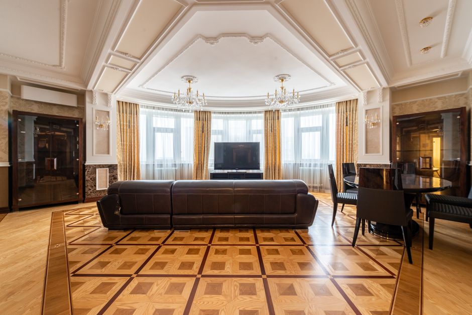 Parquet clásico barnizado en un salón elegante de Madrid