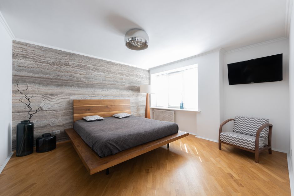 Suelo de parquet macizo restaurado en un dormitorio