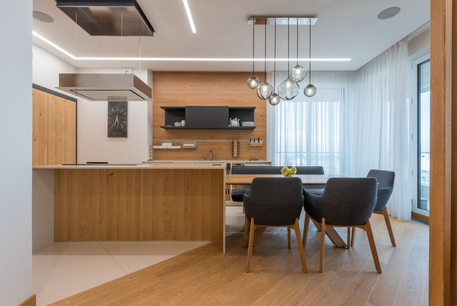Tarima flotante de madera en un salón comedor